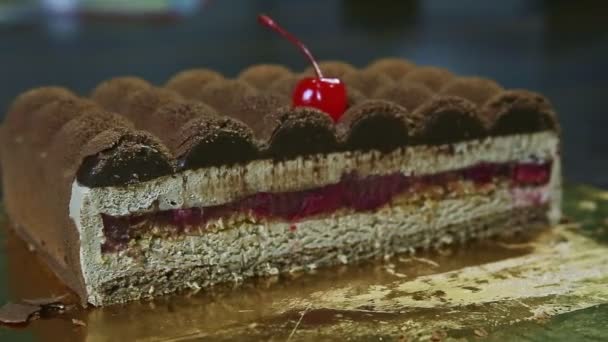 Closeup Μισό Από Σύγχρονο Σχήμα Κρεμώδες Κέικ Σοκολάτας Ζελέ Φρούτων — Αρχείο Βίντεο