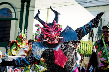 Concepcion De La Vega, Dominik Cumhuriyeti - 09 Şubat 2020: Korkunç iblis kostümlü adam 9 Şubat 'ta Concepcion De La Vega' da Dominik karnavalında şehir caddesinde fotoğraf için poz veriyor.