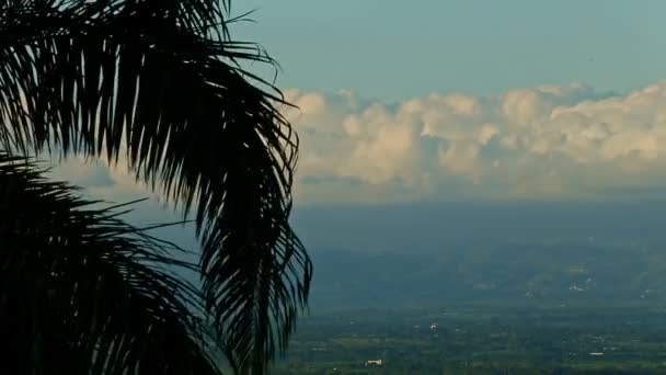Lassan panoráma közvetlenül a bolyhos fehér felhők felett zöld hegyek — Stock videók