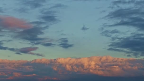 Zoom out from tropical landscape with fluffy pink clouds at blue sky at sunset — Stock Video