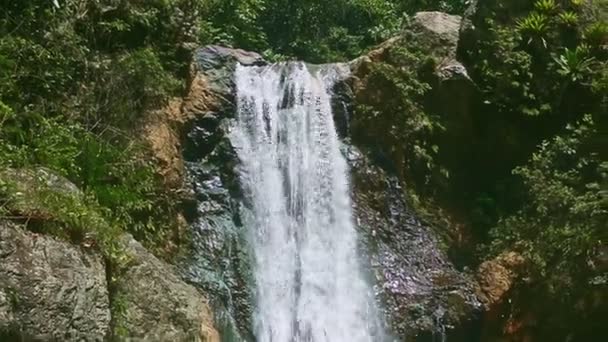 Närbild panorama ner vid starka berg vattenfall omgiven av stora stenar — Stockvideo