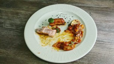 Yarım yamalak yenmiş pirzola ve tabakta garnitür.