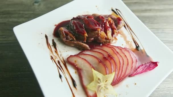 Panorama lento de pechuga de pato en rodajas decoradas modernas gira alrededor — Vídeo de stock