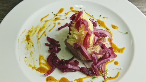 Primer plano carne asada a medio comer en rodajas decorada con puré de patata — Vídeo de stock