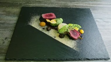Moda dekore edilmiş, çeşitli püre ve soslarla mangalda en üstte.