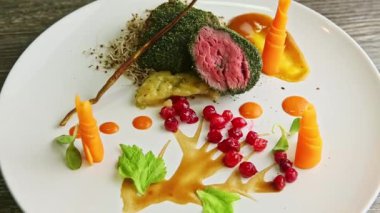 Modern dekore edilmiş sebzeli et yemeğinden yavaşça uzaklaşın.