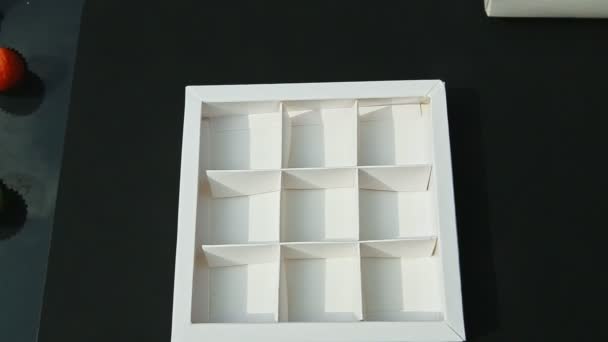Horní pohled detailní up na malé prázdné bílé dárkové krabice s čtvercovými částmi — Stock video
