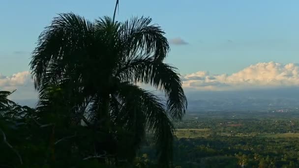 Powoli panorama prawo na puszyste białe chmury nad zielonymi górami — Wideo stockowe