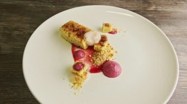 Nefis dekore edilmiş sünger kekine yakınlaştır beyaz tabakta sirrop ile döndür