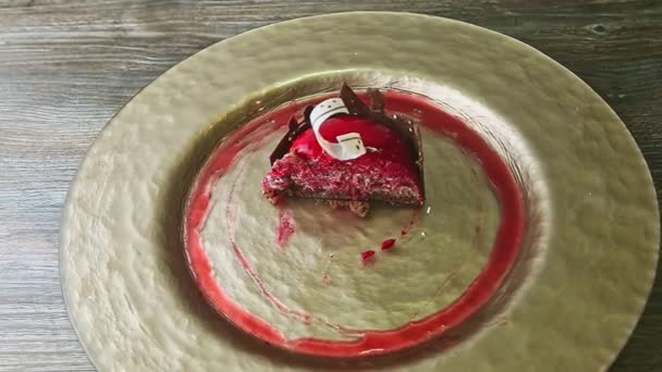 Vergrößern Sie die Hälfte der Sahne-Mousse-Dessert mit Schokolade Burgdekoration in Scheiben geschnitten — Stockvideo