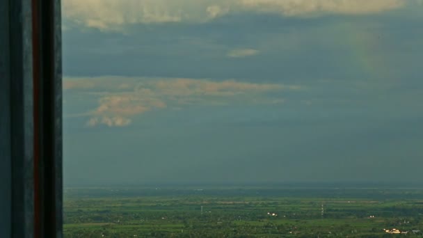 Close-up panorama em grandes nuvens brancas fofas no pôr-do-sol céu azul — Vídeo de Stock