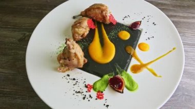 Fırında bıldırcın bacağı ve soslu restoran tabağı.