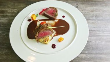 Kahverengi sosla süslenmiş yarı pişmiş et parçalarına yavaşça yakınlaştır