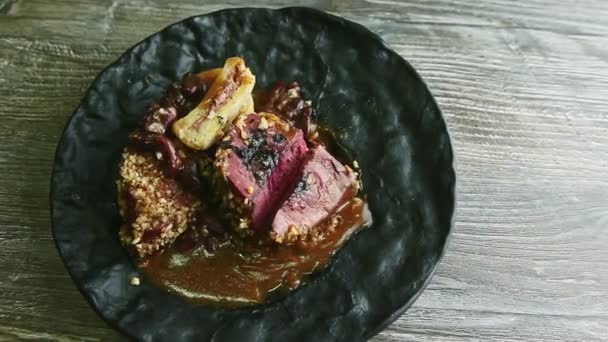Top view close-up gegrilde vlees steak met bloed versierd met saus — Stockvideo
