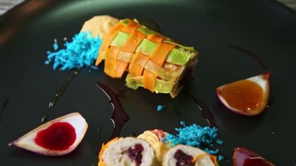 Panorama de primer plano en rollos de verduras finamente decorados rellenos de carne picada — Vídeo de stock