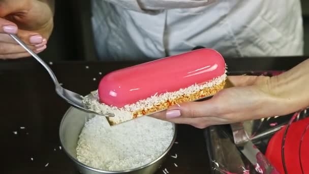 用椰子刨花装饰椭圆形粉色釉面乳酪的工艺 — 图库视频影像