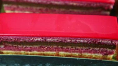 Pembe katmanlı çikolatalı pastanın birçok bölümünde yavaş yavaş panorama.