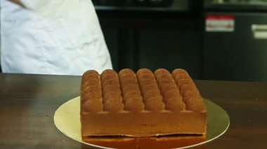 Aşçı üniformalı pastacı. Orijinal çikolatalı pasta.