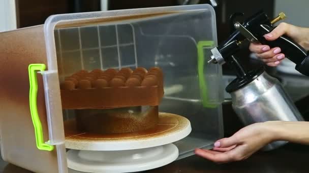 Process of covering with liquid chocolate modern shaped creamy mousse cake — Stock Video