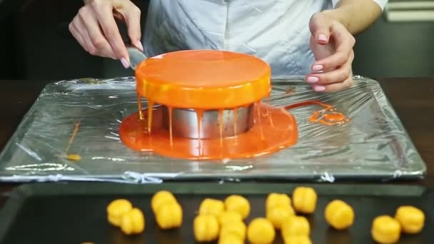 Confiseur prend entier gâteau au fromage glacé à l'orange ronde dans les mains par couteau — Video