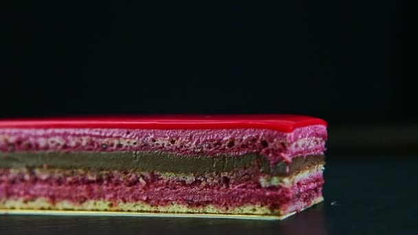 Primo piano panorama su porzione di cioccolato rosato e torta a strati di bacche — Video Stock