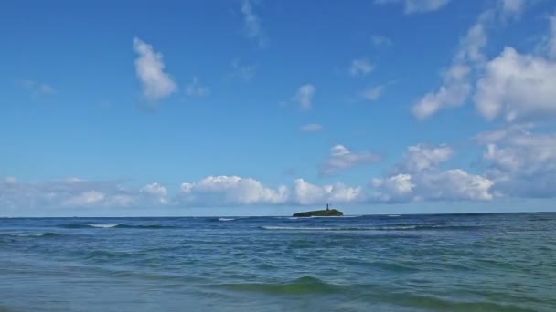 Panorama lento em nuvens brancas fofas acima do mar azul com ondas e praia de areia — Vídeo de Stock