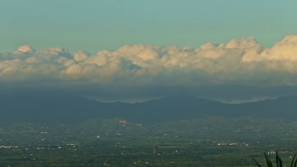 Panorama de primer plano en el valle verde con montañas azules y nubes blancas esponjosas — Vídeos de Stock