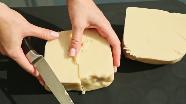 Vista dall'alto su donna mani fetta da coltello grandi cubi di massa di marzapane bianco — Video Stock