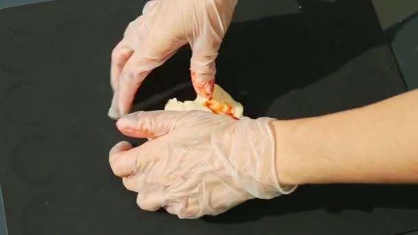 Πάνω όψη στα γυναικεία χέρια αναμίξτε λευκή μάζα αμυγδαλόπαστου με πορτοκαλί χρωστική — Αρχείο Βίντεο