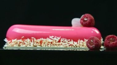 Hindistancevizi ve ahududu parçacıklarıyla süslenmiş pembe jöleli ekinden uzaklaşın.