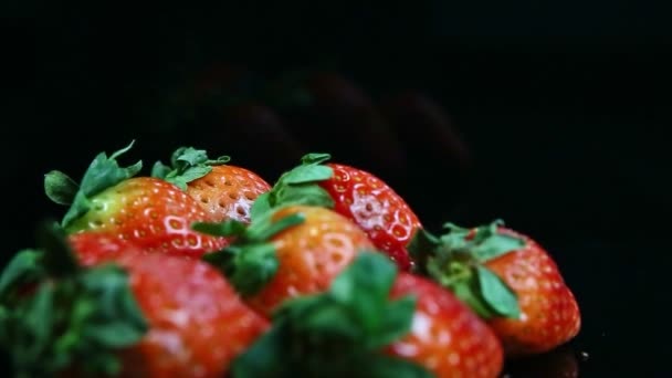 신선하게 익은 즙 이 많은 붉은 딸기의 작은 더미 위로 천천히 파노라마가 내려오고 있다 — 비디오