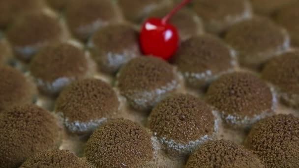 Langzaam panorama close-up op chocolade topping oppervlak van trendy vormige taart — Stockvideo