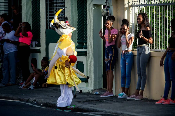 康塞普西翁 德拉维加 明尼苏达州 2020年2月9日 身着可怕黄色小丑服装的小男孩在康塞普西翁 德拉维加的多米尼加狂欢节街上经过 — 图库照片