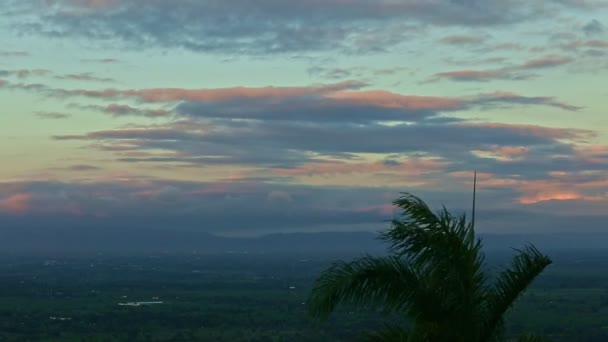 Lentamente panorama sul cielo del tramonto con soffici nuvole rosa sopra le montagne — Video Stock