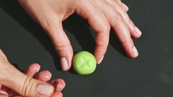 Vue de dessus sur les mains féminines insérer une gousse sèche en forme de pomme bonbons massepain — Video