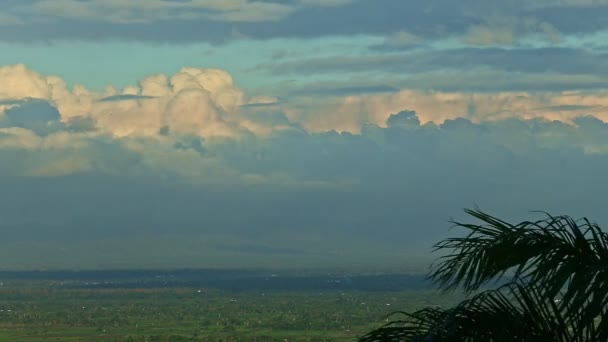 Крупним планом панорама на зеленій долині з блакитними горами і пухнастими білими хмарами — стокове відео