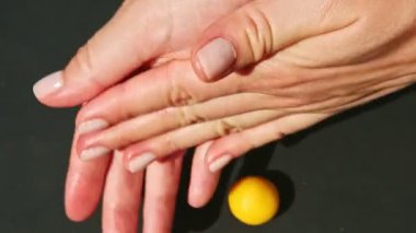 Siyah masa yüzeyinde kadın pastacı elleri tarafından sarı vişne şekilli badem ezmesi şekeri yapma süreci