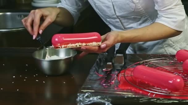 Primer plano confitero decoración por virutas de coco rosa esmaltado postre oval — Vídeo de stock