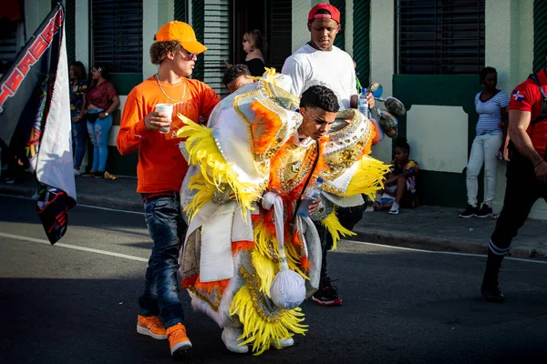 康塞普西翁 德拉维加 明尼苏达州 2020年2月9日 一群身着各种服装的青少年在康塞普西翁 德拉维加的多米尼加狂欢节上走过城市街道 — 图库照片