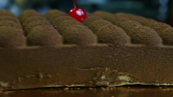 Close Trendy Vierkante Crème Mousse Cake Versierd Met Chocolade Topping — Stockvideo