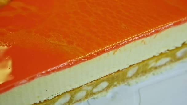 Üst Manzara Portakal Kaplı Cheesecake Yarısının Üzerine Yakın Plan Panorama — Stok video