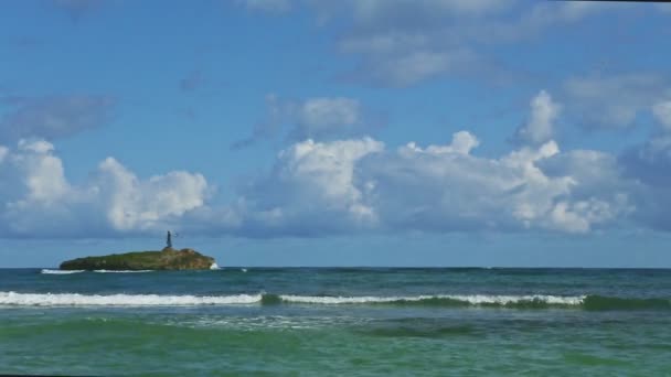 White fluffy clouds above blue ocean with waves and golden sand beach — 비디오