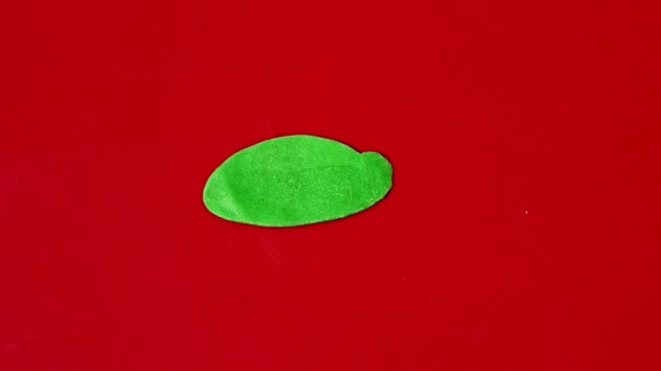Pohled shora na lidské ruce, aby malé hvězdné listy z jasně zelené marcipánové hmoty — Stock video