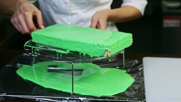 Confeiteiro Uniforme Chef Tira Frutas Verdes Vitrificadas Cremoso Bolo Retângulo — Vídeo de Stock