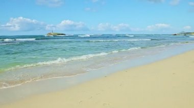 Dalgalar ve kumlu kumsallarla dolu mavi okyanusun boş sahillerinde yavaş yavaş panorama