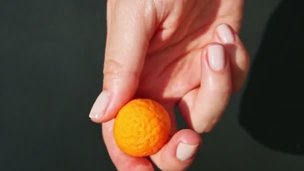 Primo piano vista dall'alto su mani femminili inserire chiodo di garofano asciutto nella piccola palla di marzapane arancione — Video Stock