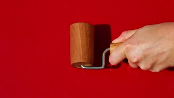 Vista superior en las manos de la mujer se despliegan con rollo de madera pieza de masa de mazapán verde — Vídeo de stock