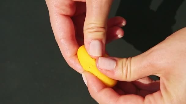 Vista superior en el proceso de hacer un caramelo amarillo de mazapán en forma de cereza doble — Vídeo de stock