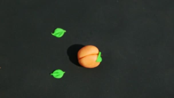 Зверху зосередитися на жінці руки забрати марципанові цукерки у формі персика — стокове відео