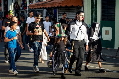 Dominik geleneksel karnaval etkinliğinde yerliler renkli kıyafetler içinde kirletiyorlar.